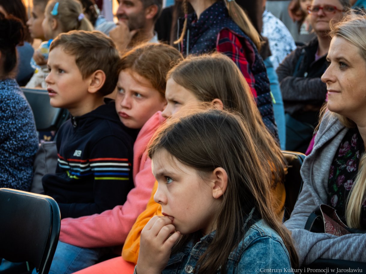 Dzieci ogladające spektakl
