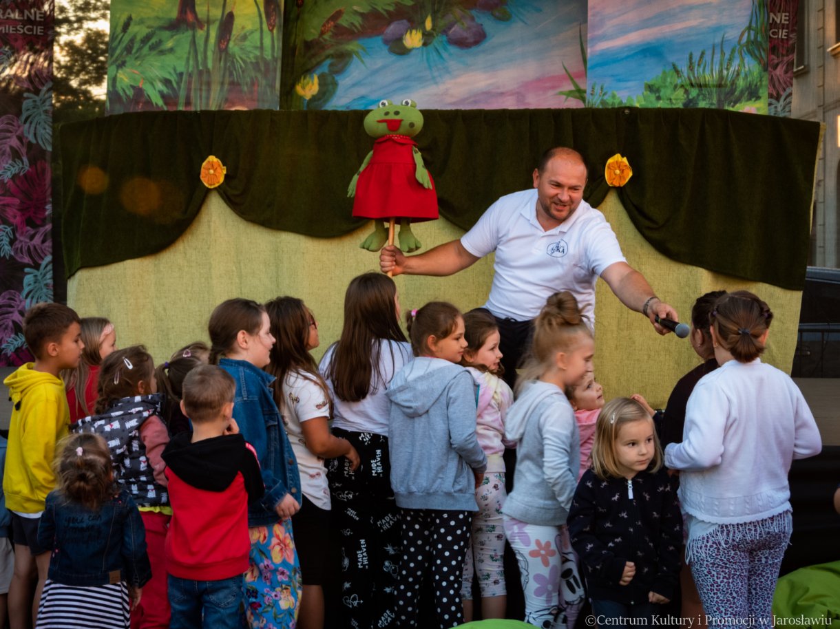 dzieci podczas oglądania z bliska kukiełek