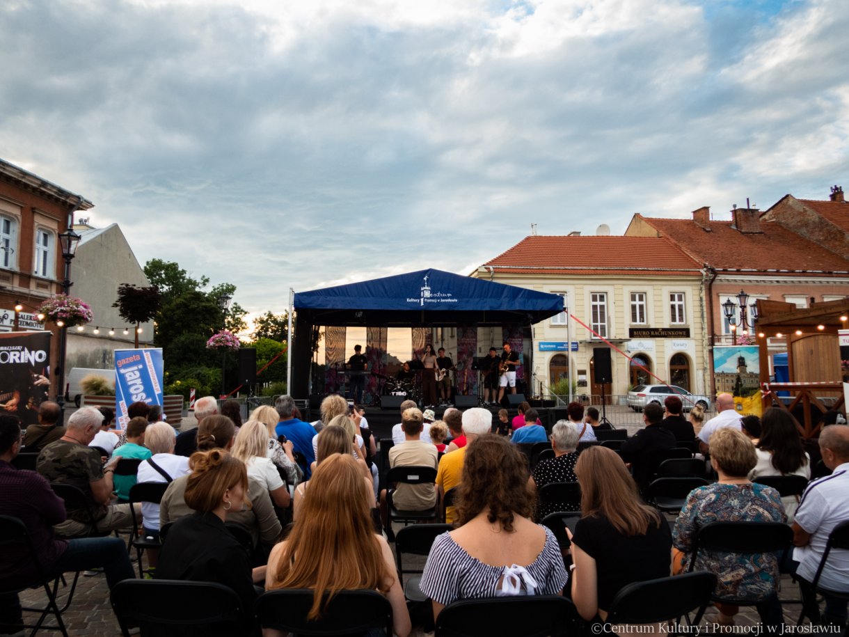 występ zespołu Torino podczas letniego muzykowania