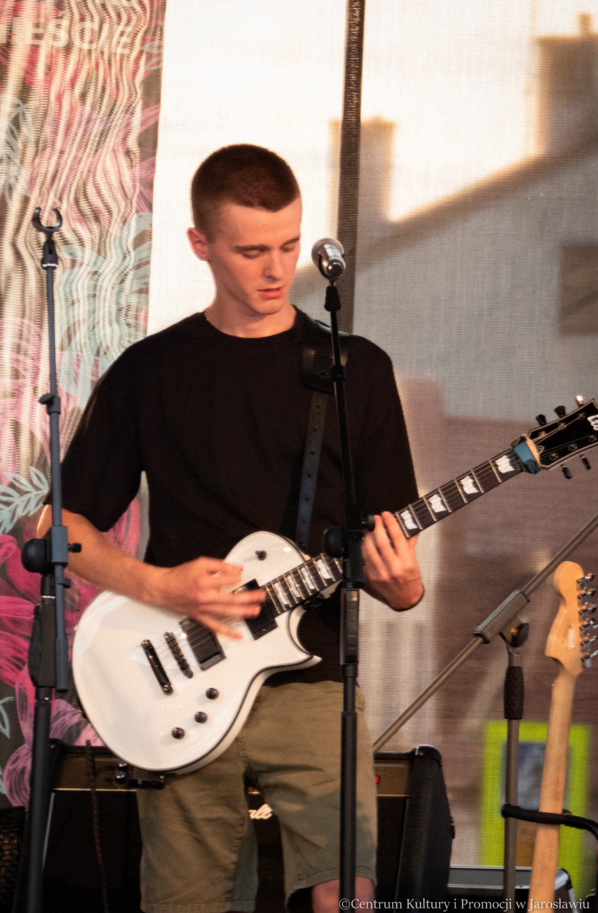 występ zespołu Torino podczas letniego muzykowania - gitara elektryczna