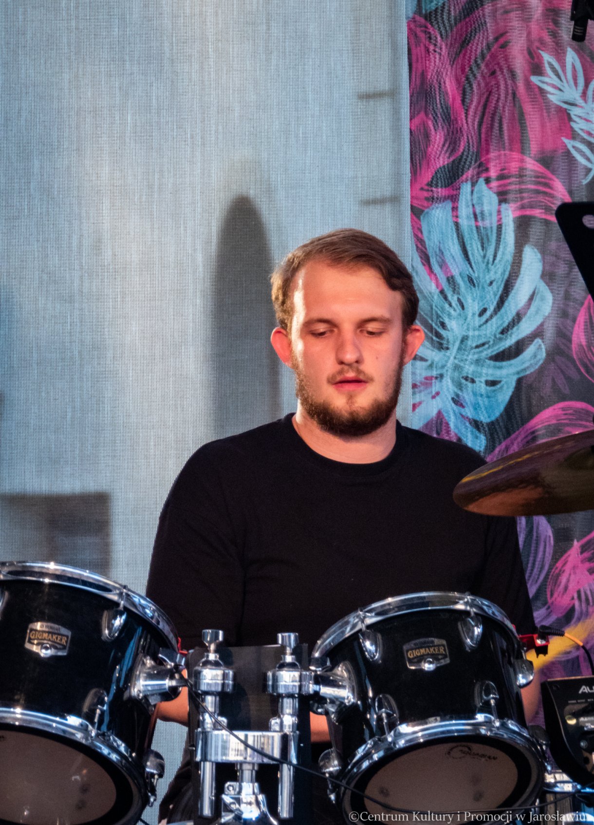 występ zespołu Torino podczas letniego muzykowania - perkusista