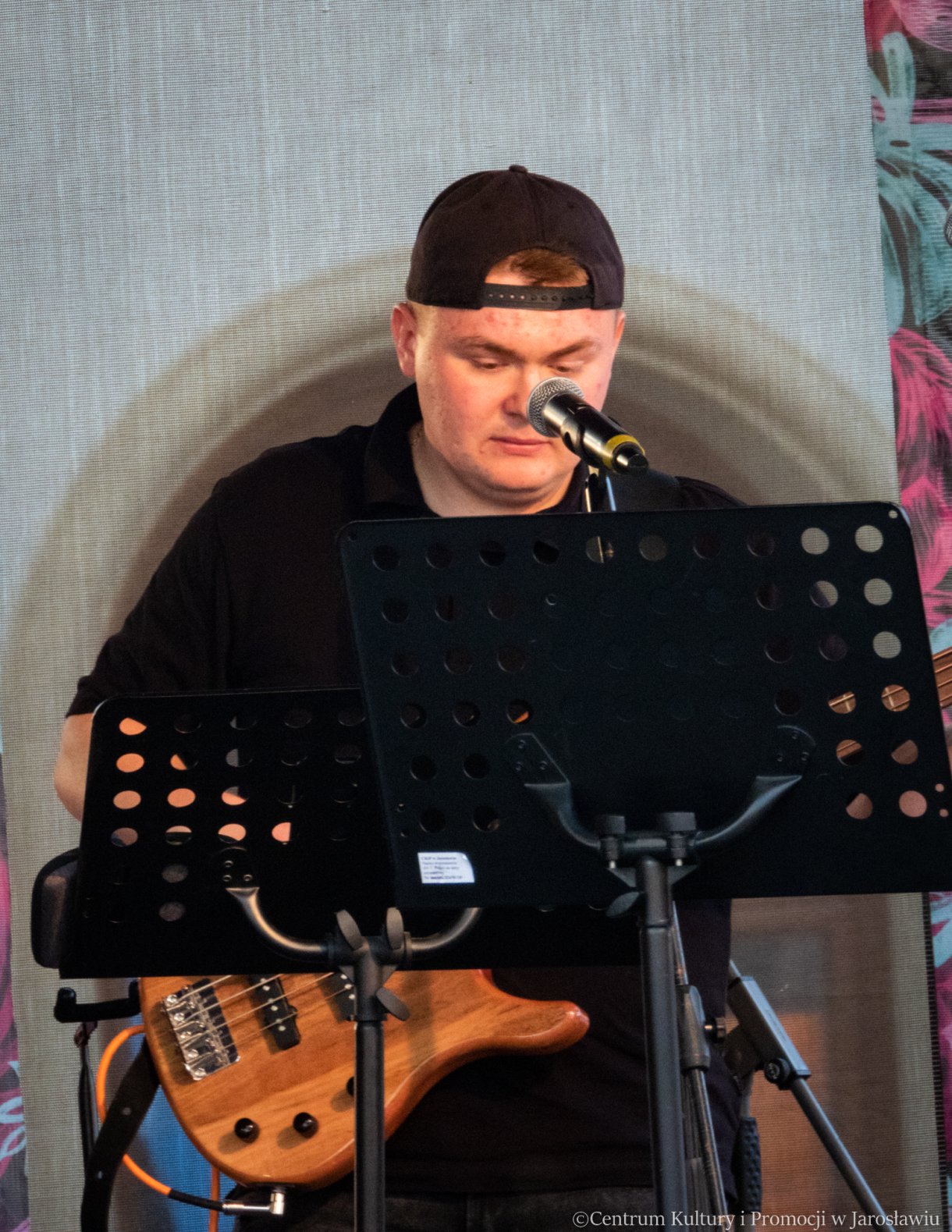 występ zespołu Torino podczas letniego muzykowania - basista