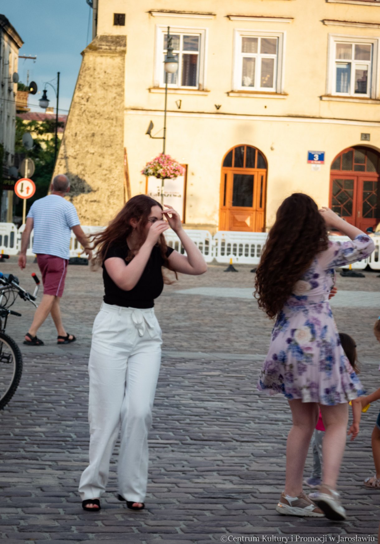 tańcząca publicznośc podczas występu zespołu Torino