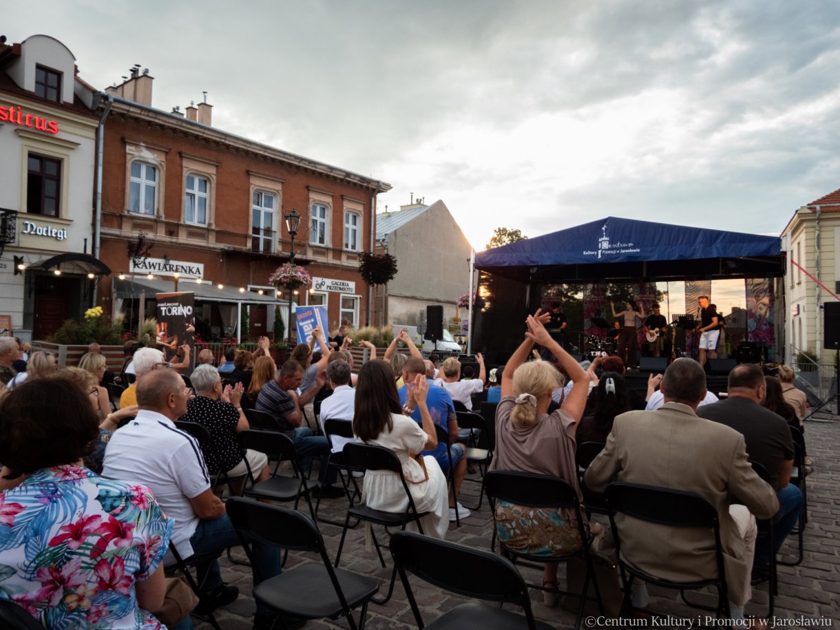 Zespół Torino podczas Letniego Muzykowania - na pierwszym planie publiczność, w tle scena