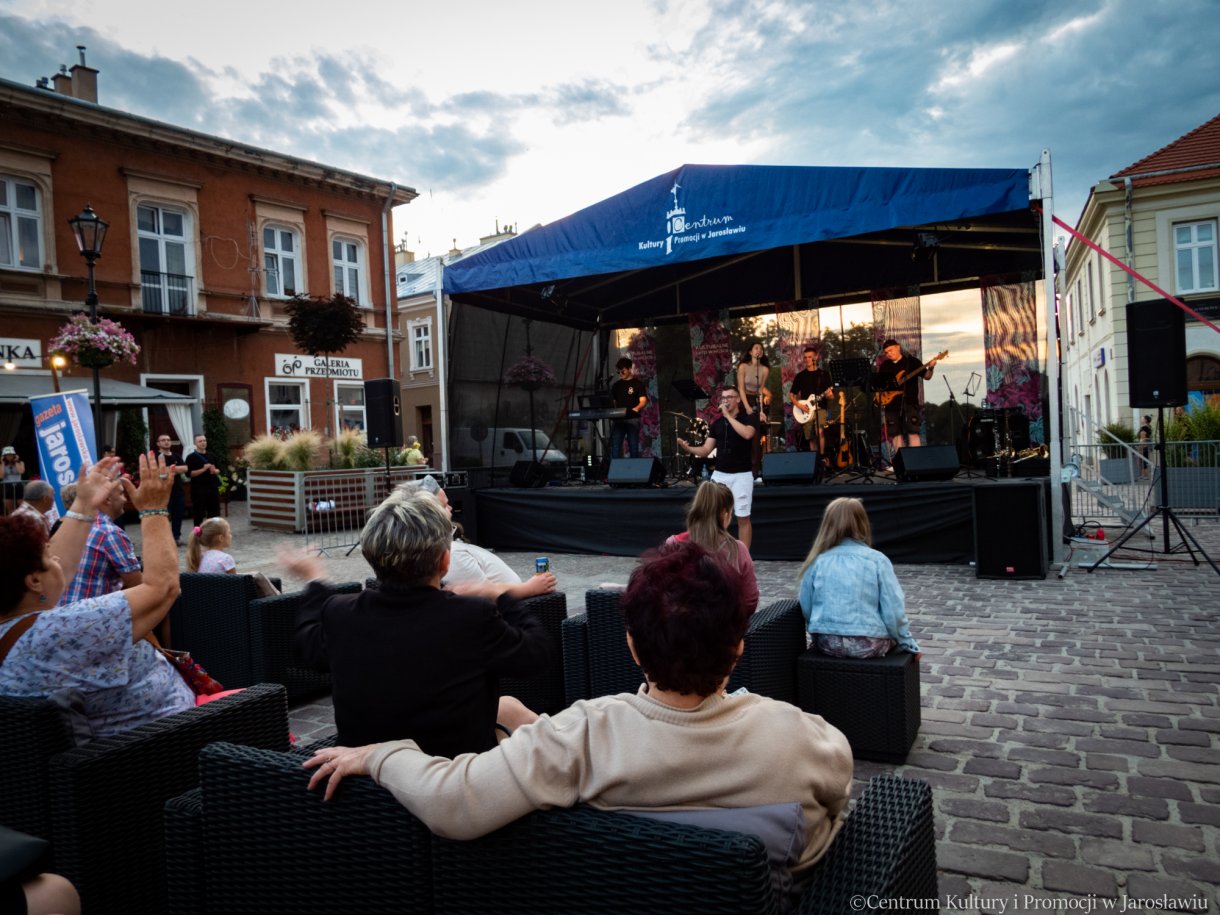 Zespół Torino podczas Letniego Muzykowania - na pierwszym planie publiczność, w tle scena