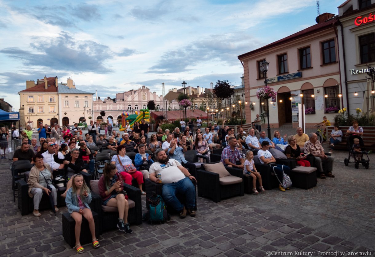 Zespół Torino podczas Letniego Muzykowania - na pierwszym planie publiczność,