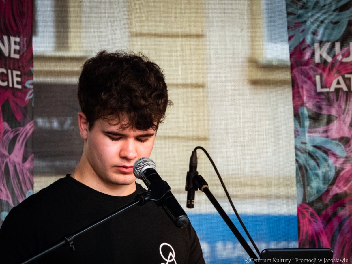 występ zespołu Torino podczas letniego muzykowania - klawiszowiec