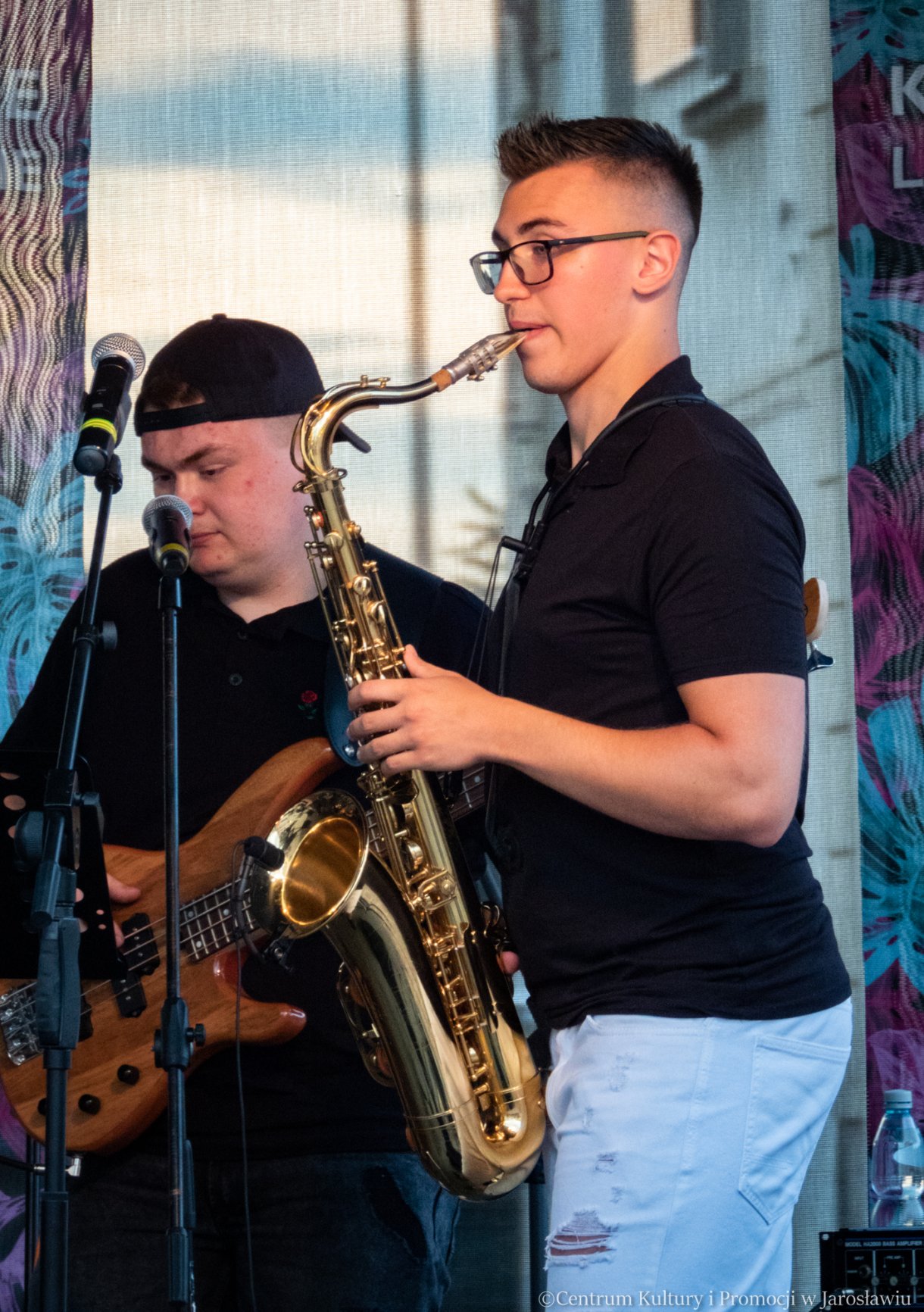 występ zespołu Torino podczas letniego muzykowania - basista i saksofonista