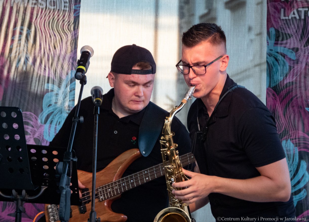 występ zespołu Torino podczas letniego muzykowania - basista i saksofonista