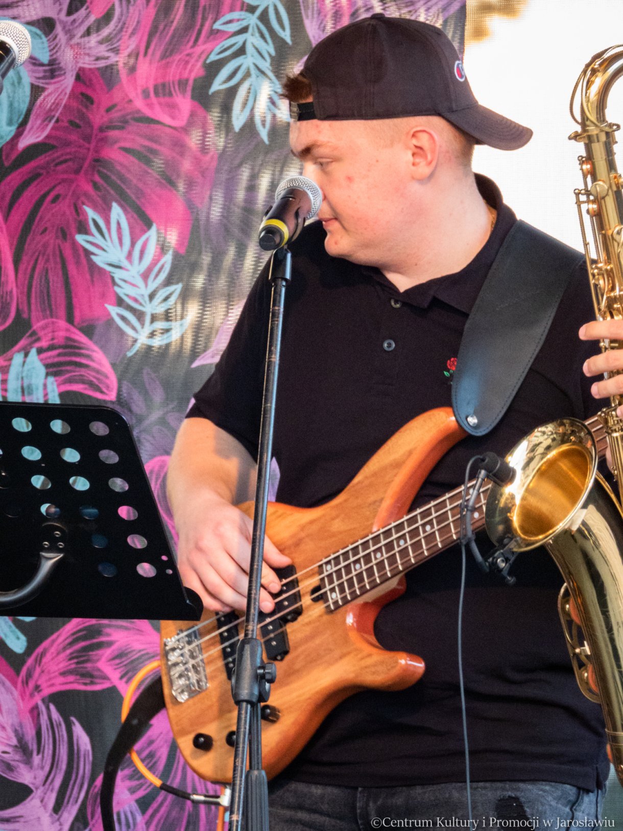 występ zespołu Torino podczas letniego muzykowania - basista