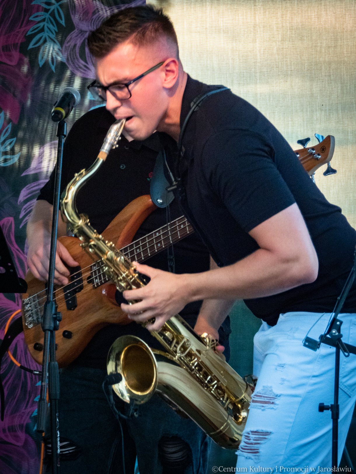 występ zespołu Torino podczas letniego muzykowania - saksofonista
