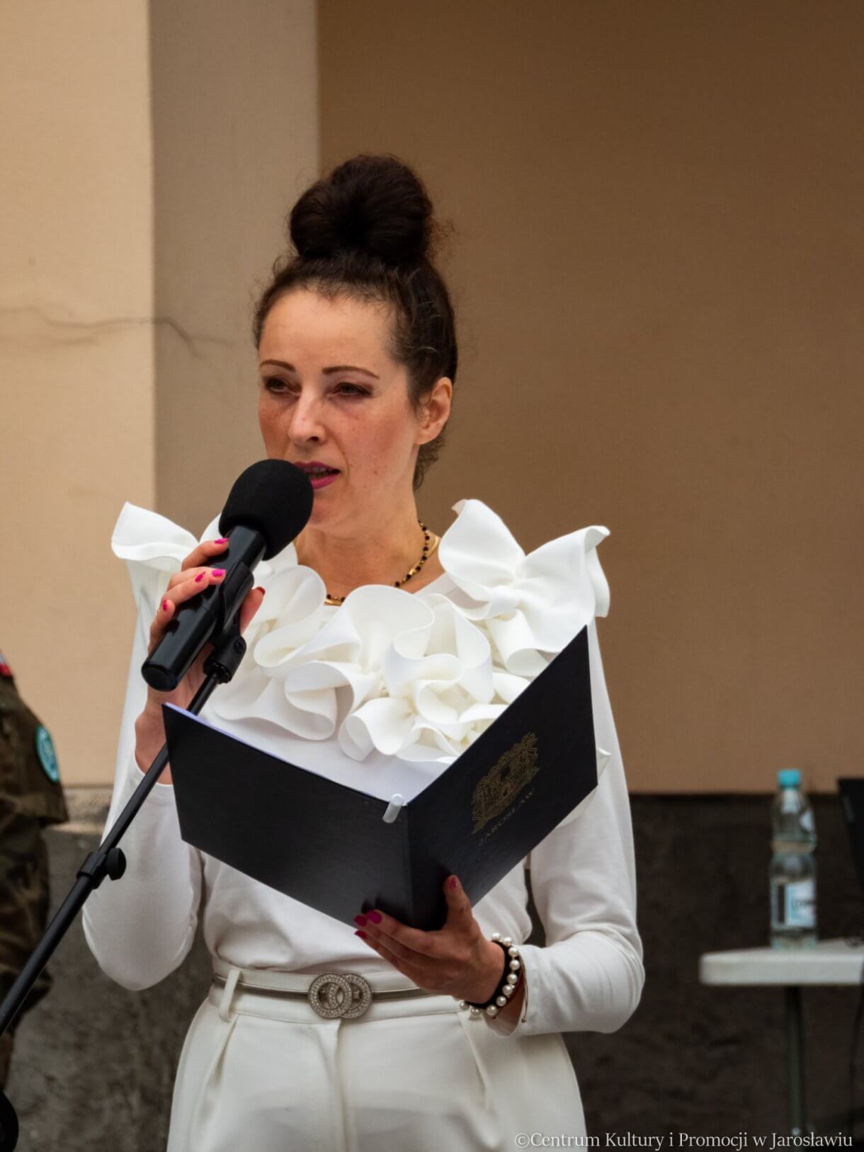 prowadząca obchody 79. rocznicy wybuchu powstania warszawskiego