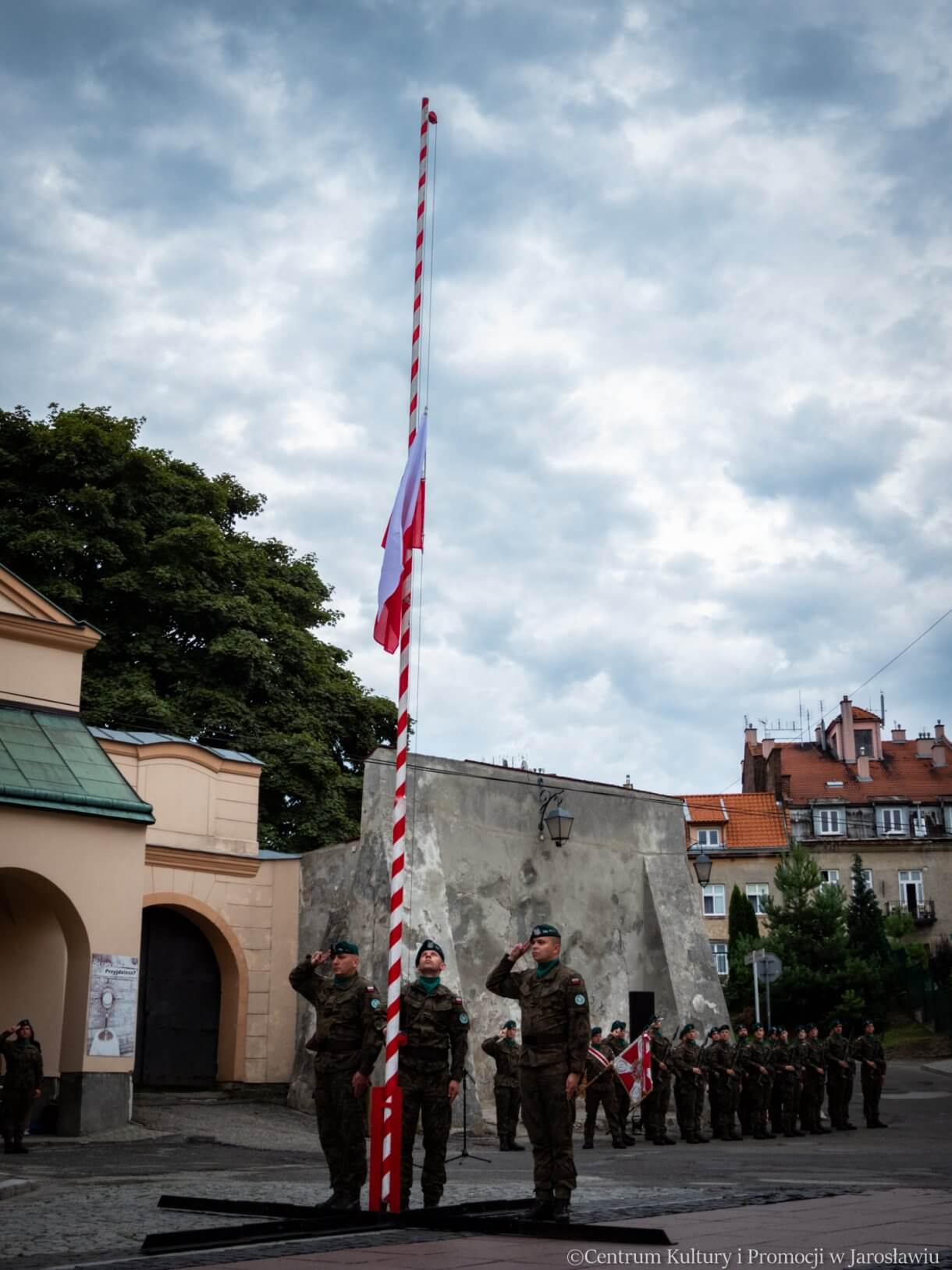 podniesienie flagi państwowej na maszt podczas obchodów 79. rocznicy wybuchu powstania warszawskiego
