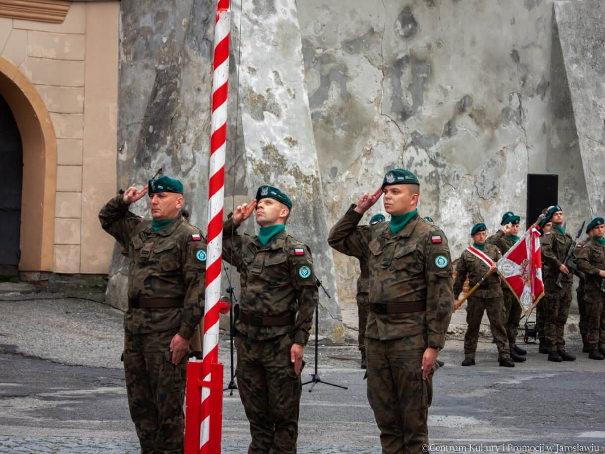 podniesienie flagi państwowej na maszt podczas obchodów 79. rocznicy wybuchu powstania warszawskiego