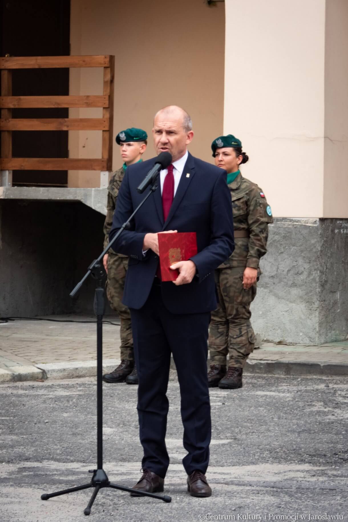 zastępca burmistrza przemawia podczas 79. rocznicy wybuchu powstania warszawskiego