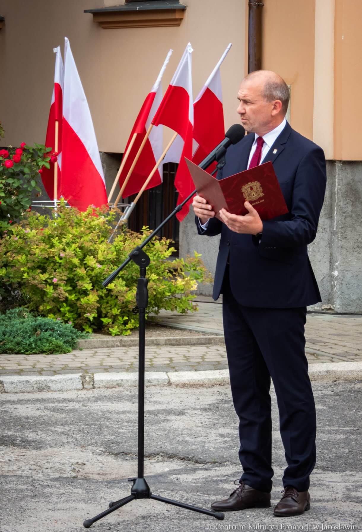 zastępca burmistrza przemawia podczas 79. rocznicy wybuchu powstania warszawskiego
