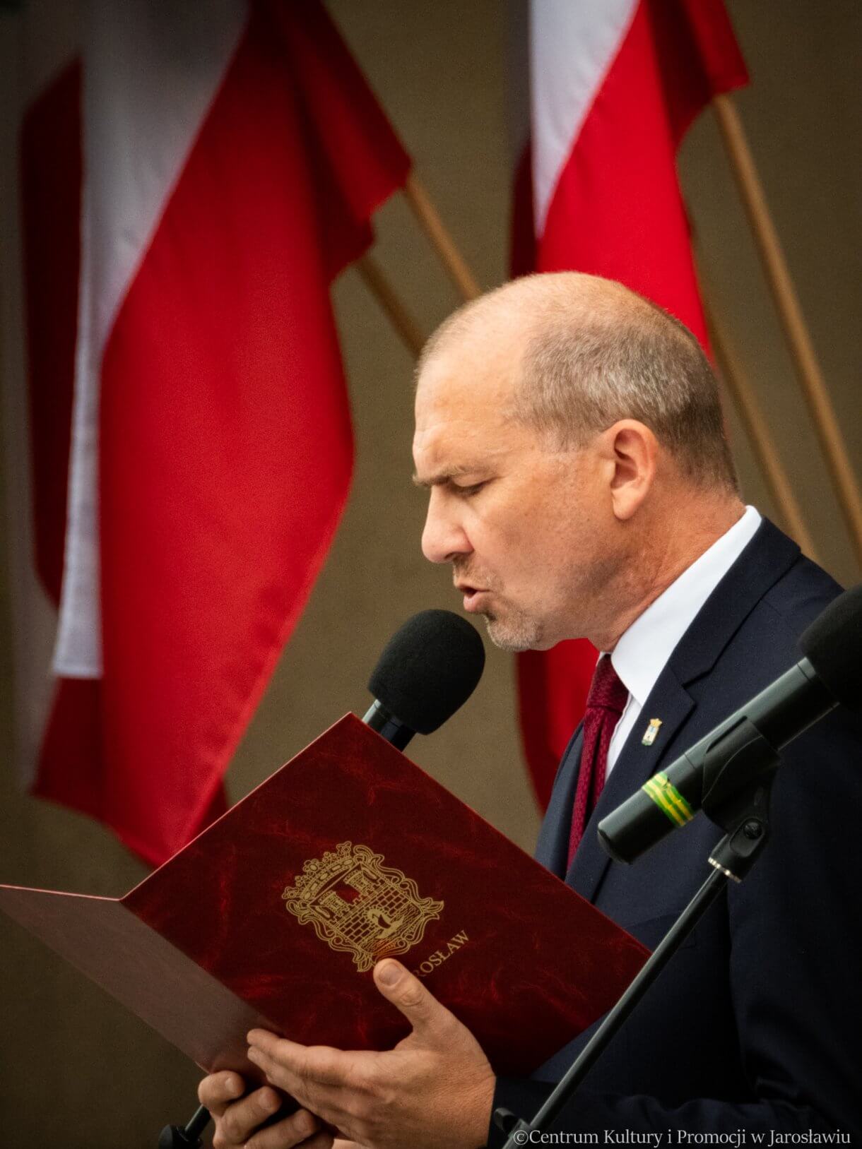 zastępca burmistrza przemawia podczas 79, rocznicy wybuchu powstania warszawskiego