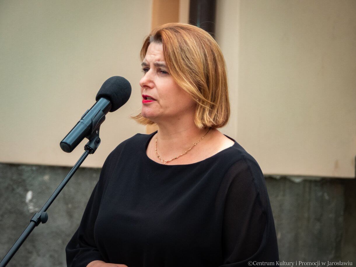 Przewodnicząca sejmiku wojewódzkiego przemawia podczas obchodów 79. rocznicy powstania warszawskiego