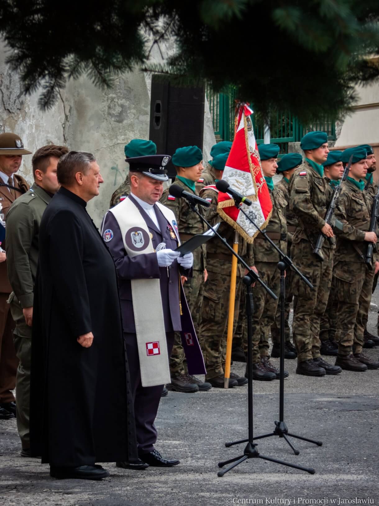 modlitwa w intencji poległych powstańców podczas obchodów 79. rocznicy wybuchu powstania warszawskiego