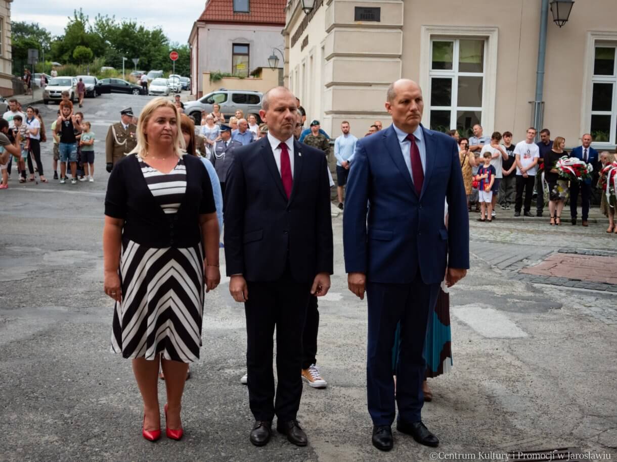 delegacje składają kwiaty pod pomnikiem bohaterów i ofiar II wojny światowej w 79. rocznice wybuchu powstania warszawskiego