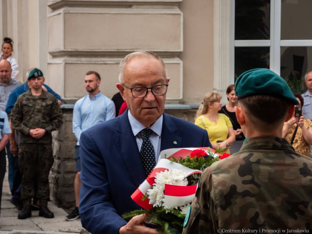 delegacje składają kwiaty pod pomnikiem bohaterów i ofiar II wojny światowej w 79. rocznice wybuchu powstania warszawskiego