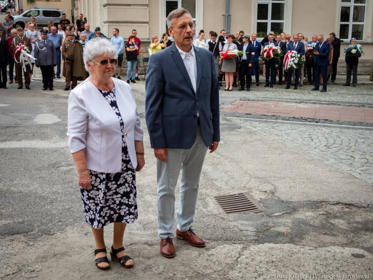 delegacje składają kwiaty pod pomnikiem bohaterów i ofiar II wojny światowej w 79. rocznice wybuchu powstania warszawskiego