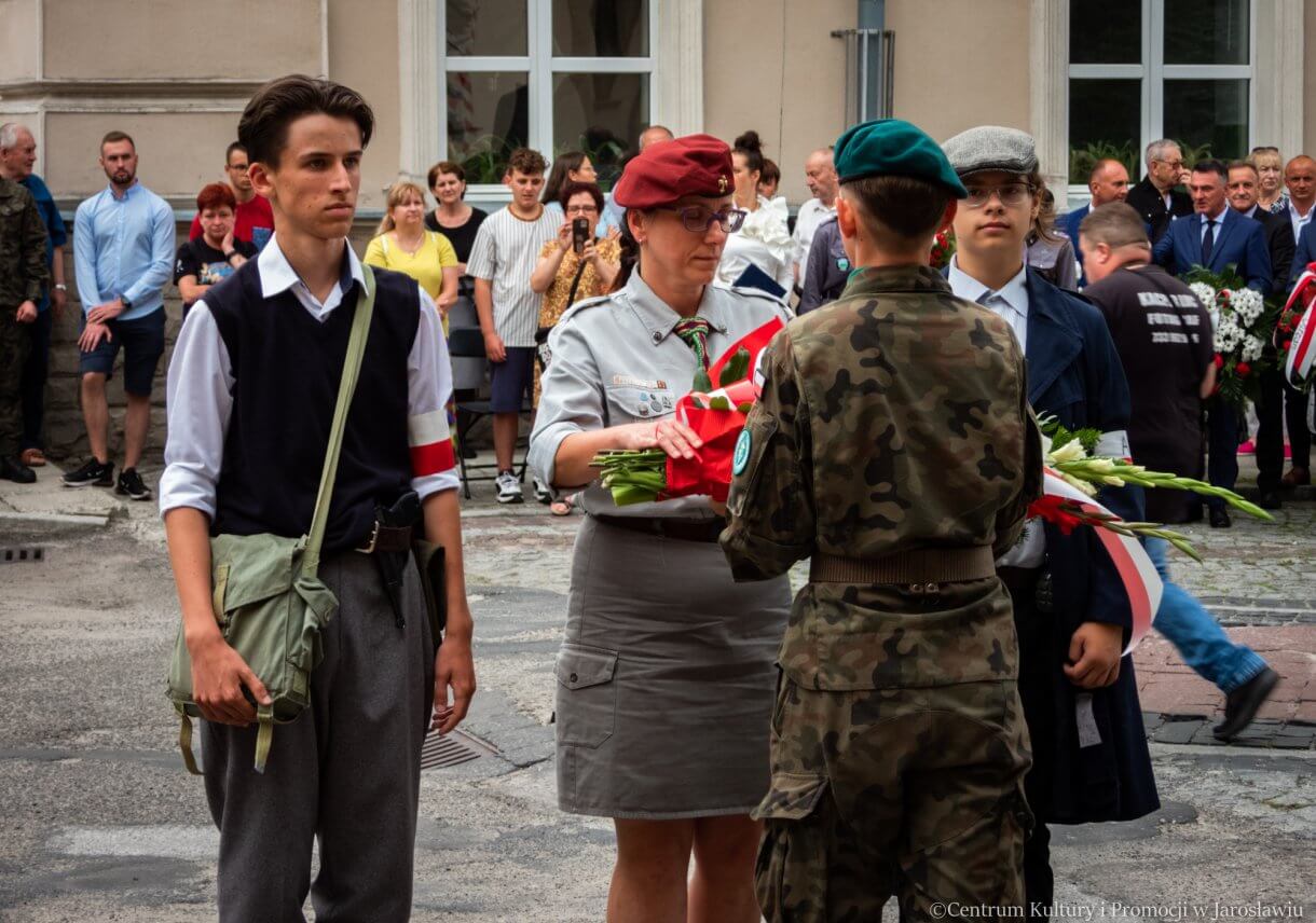 delegacje składają kwiaty pod pomnikiem bohaterów i ofiar II wojny światowej w 79. rocznice wybuchu powstania warszawskiego