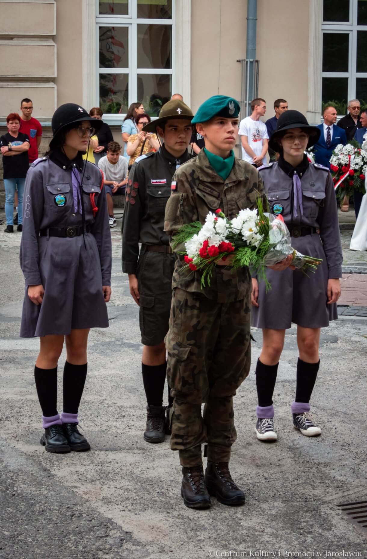 delegacje składają kwiaty pod pomnikiem bohaterów i ofiar II wojny światowej w 79. rocznice wybuchu powstania warszawskiego