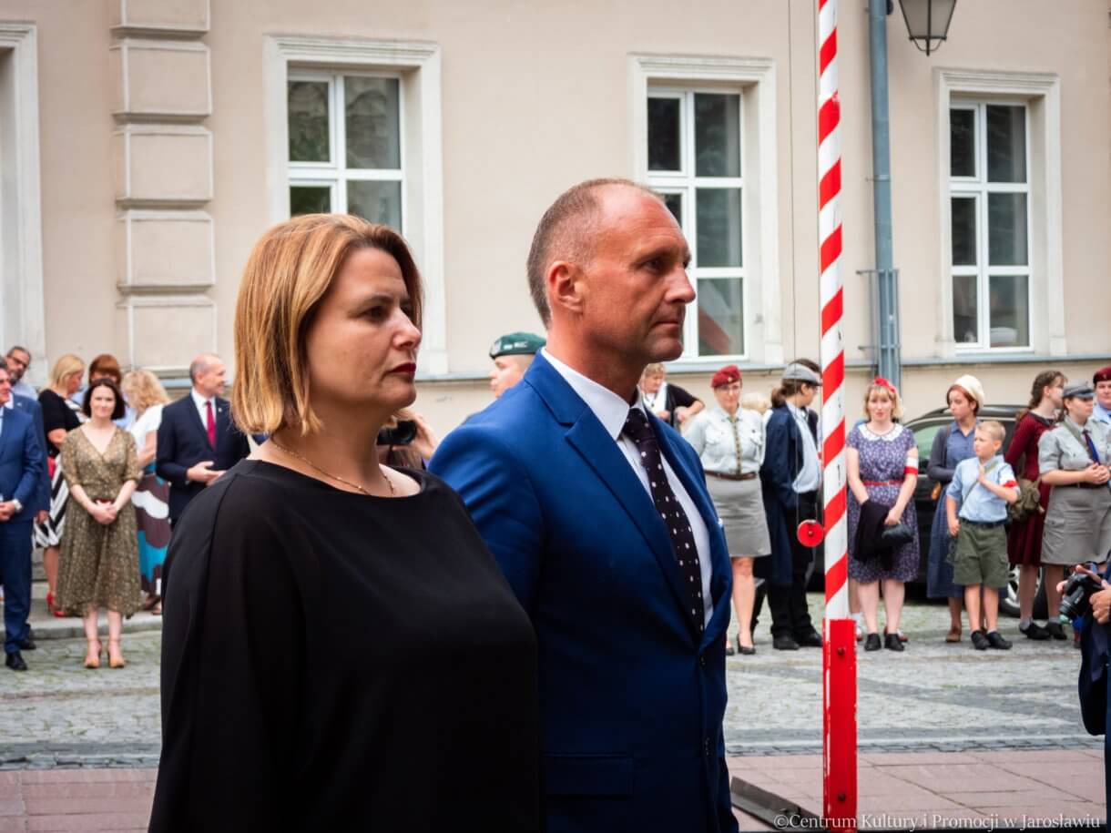 delegacje składają kwiaty pod pomnikiem bohaterów i ofiar II wojny światowej w 79. rocznice wybuchu powstania warszawskiego