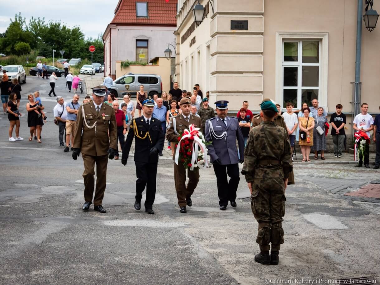 delegacje składają kwiaty pod pomnikiem bohaterów i ofiar II wojny światowej w 79. rocznice wybuchu powstania warszawskiego