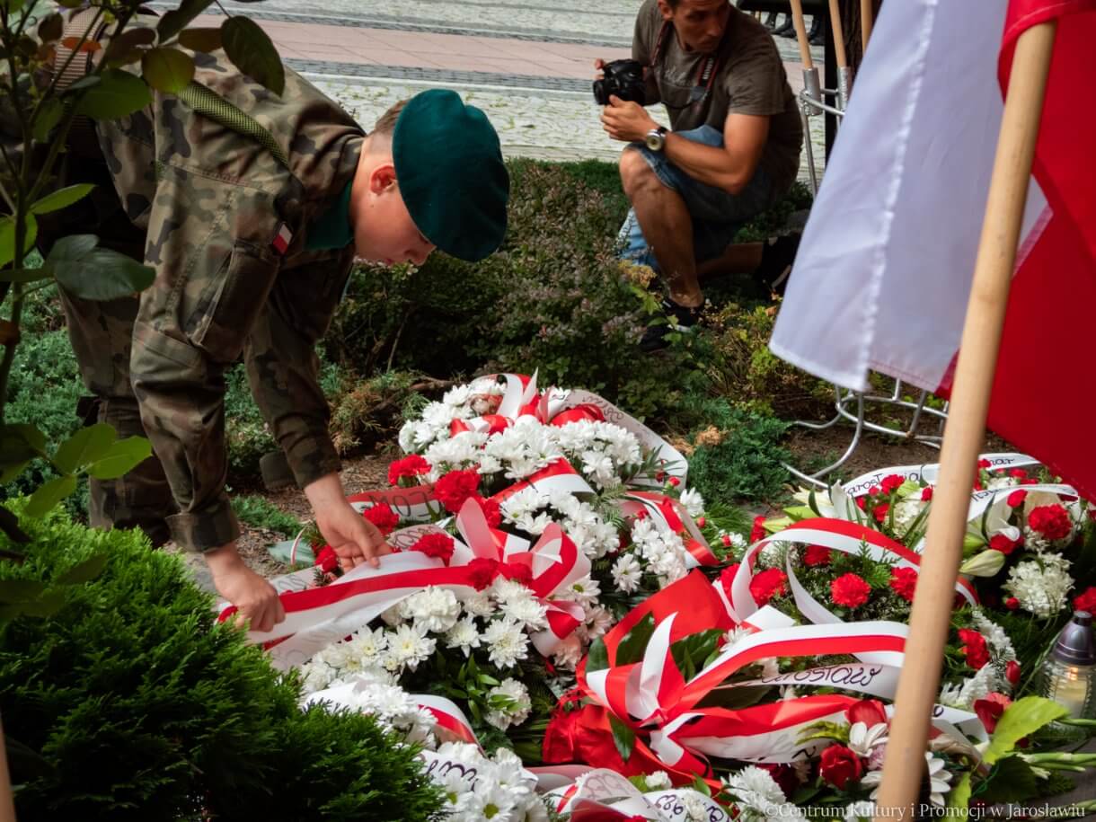 delegacje składają kwiaty pod pomnikiem bohaterów i ofiar II wojny światowej w 79. rocznice wybuchu powstania warszawskiego