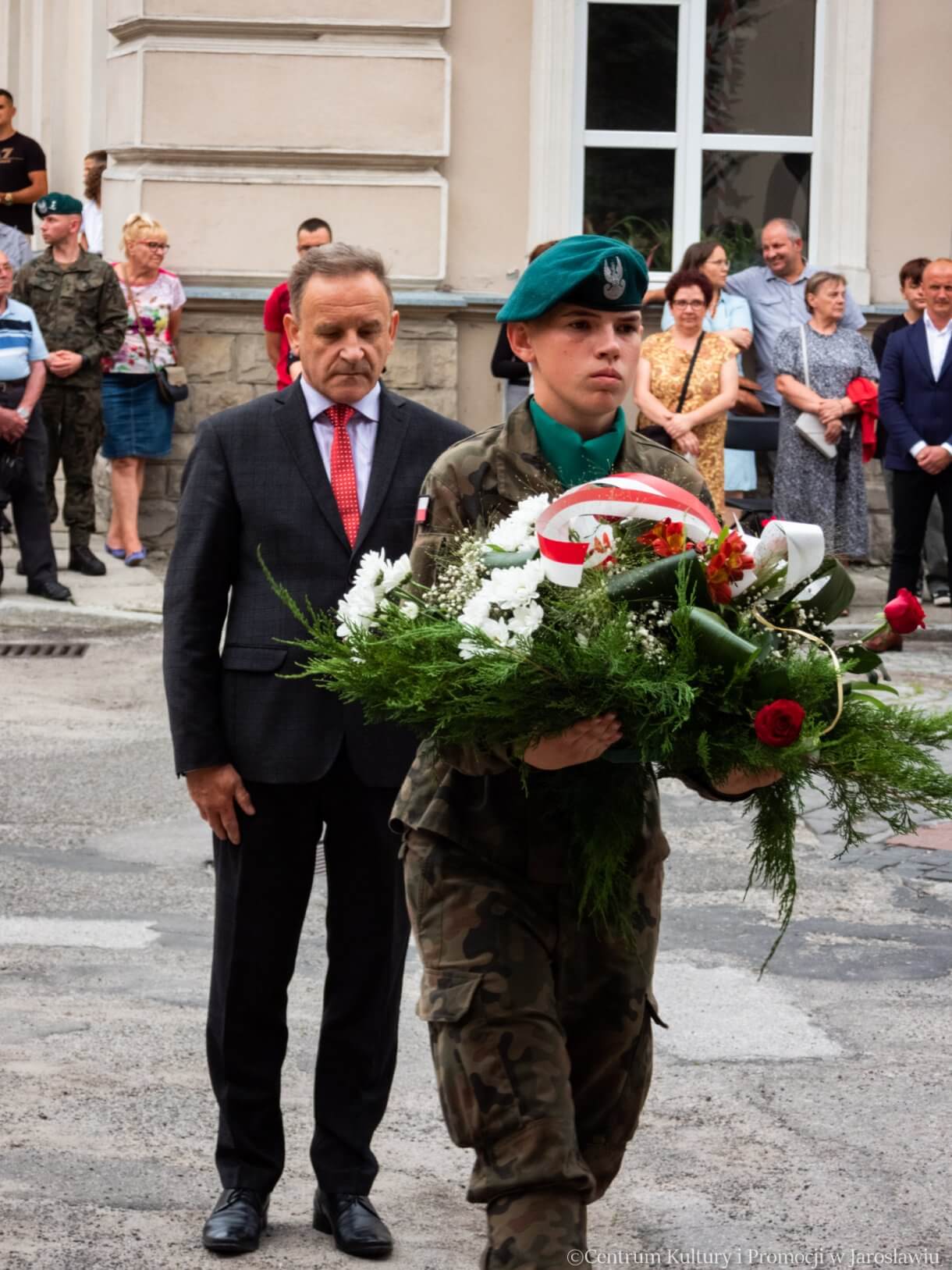 delegacje składają kwiaty pod pomnikiem bohaterów i ofiar II wojny światowej w 79. rocznice wybuchu powstania warszawskiego