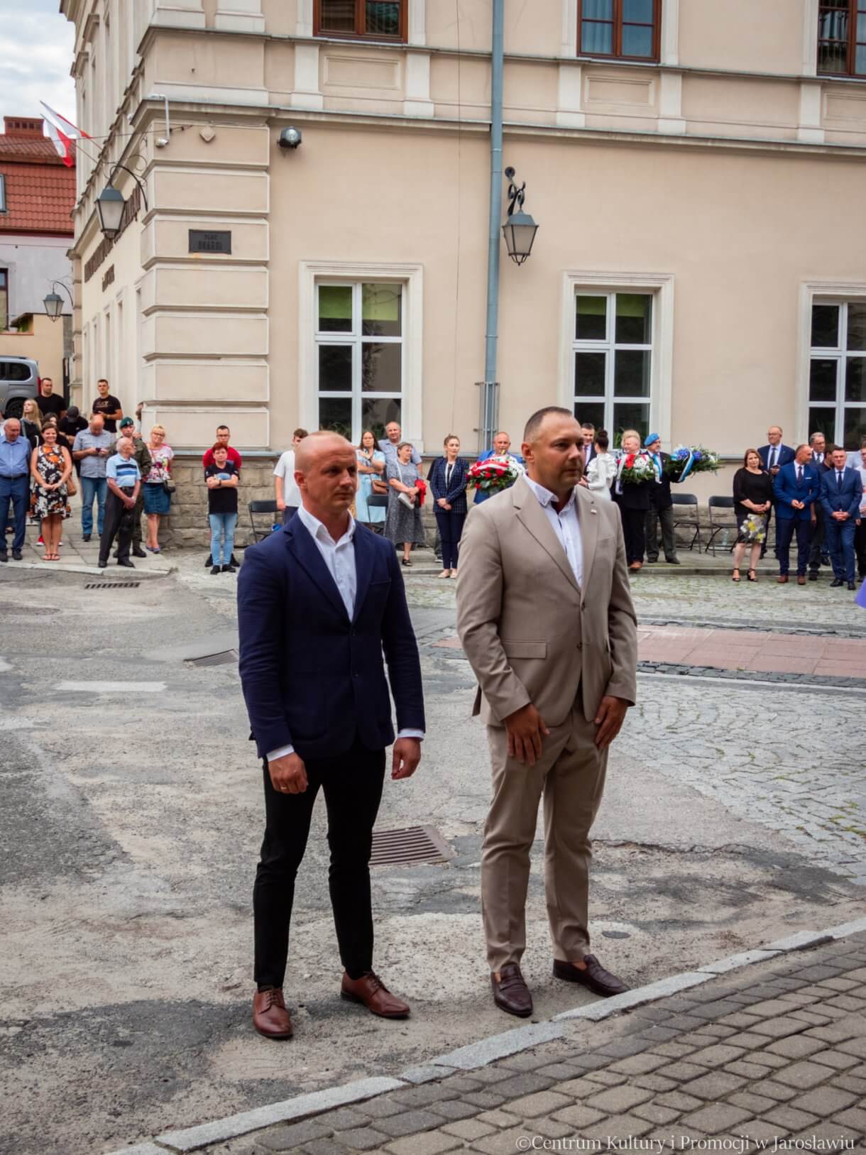 delegacje składają kwiaty pod pomnikiem bohaterów i ofiar II wojny światowej w 79. rocznice wybuchu powstania warszawskiego