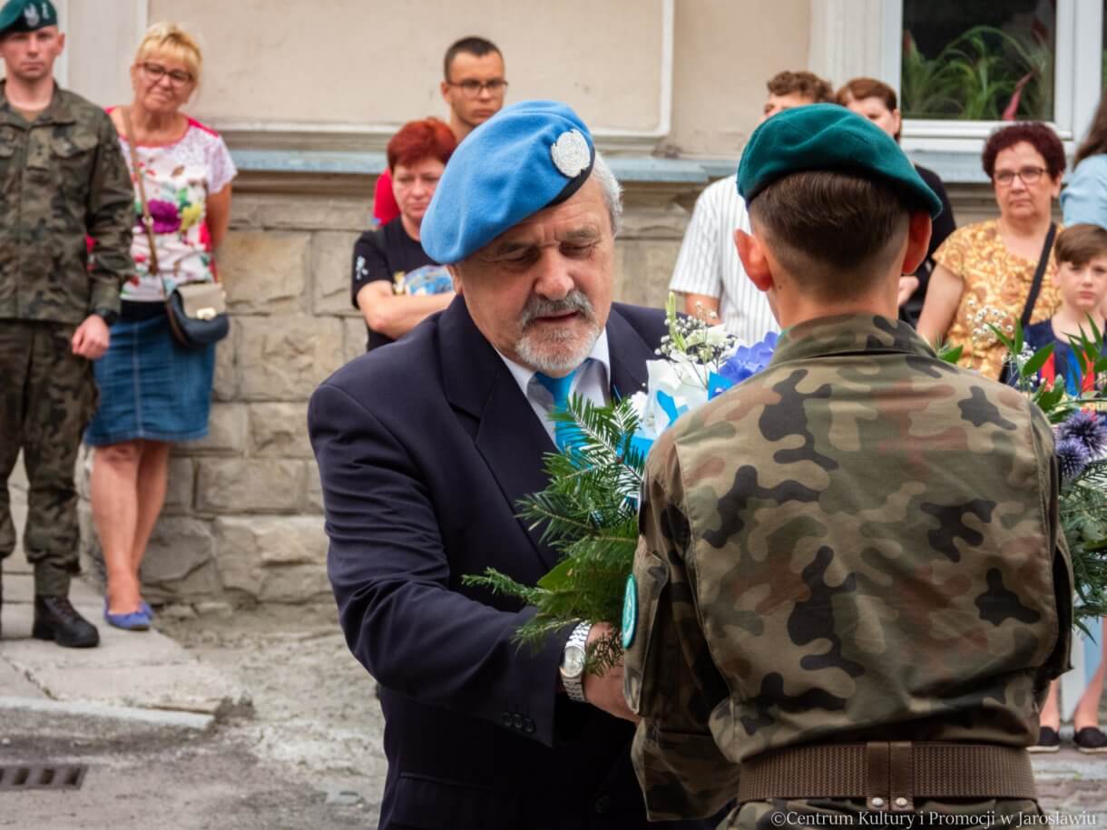 delegacje składają kwiaty pod pomnikiem bohaterów i ofiar II wojny światowej w 79. rocznice wybuchu powstania warszawskiego