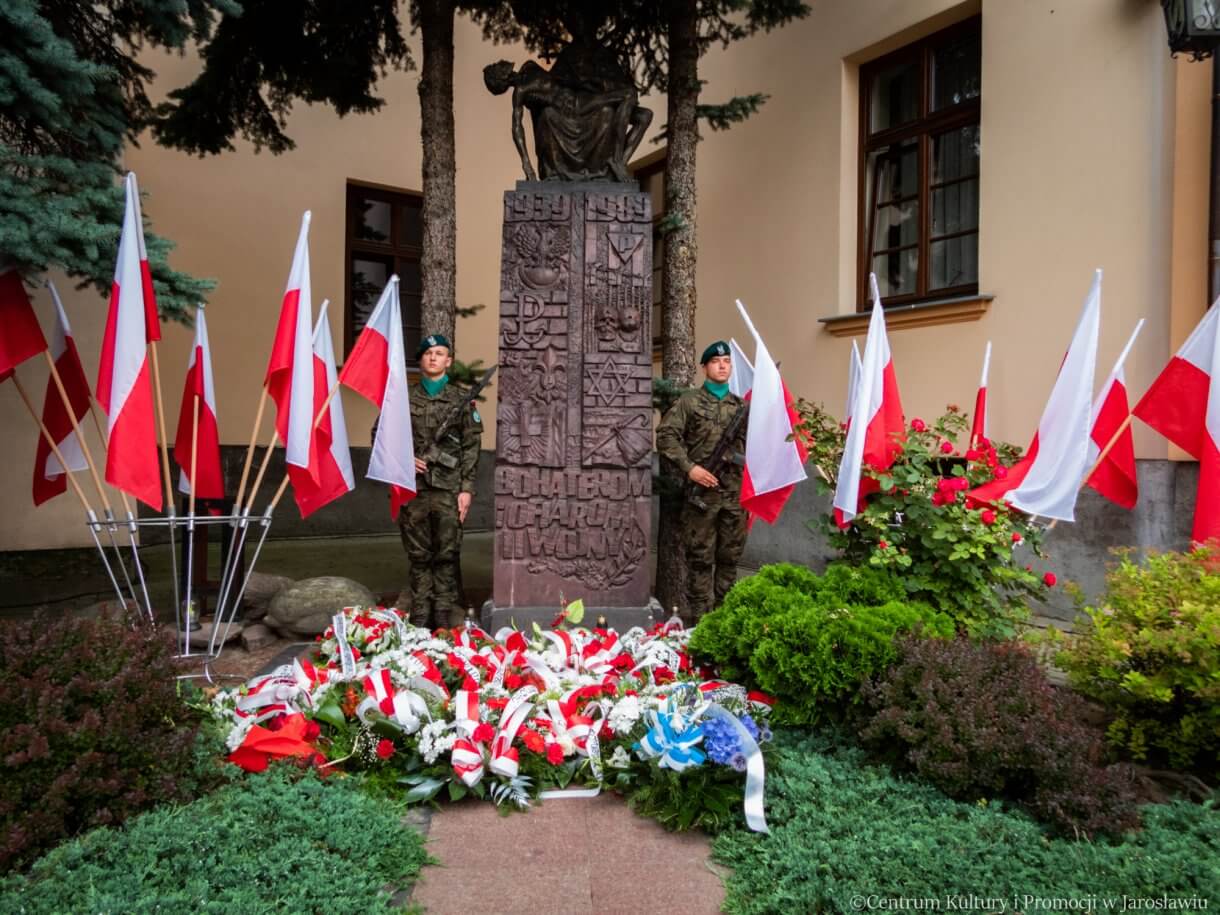 Pomnik Bohaterów i Ofiar II Wojny Światowej z wiązankami kwiatów po obchodach 79. rocznicy Wybuchu Powstania Warszawskiego