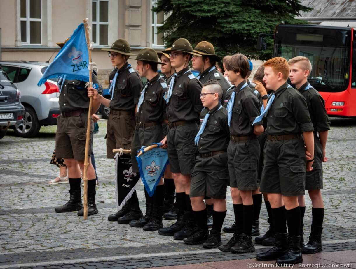 uczestnicy obchodów 79. rocznicy wybuchu powstania warszawskiego - ZHR jarosław