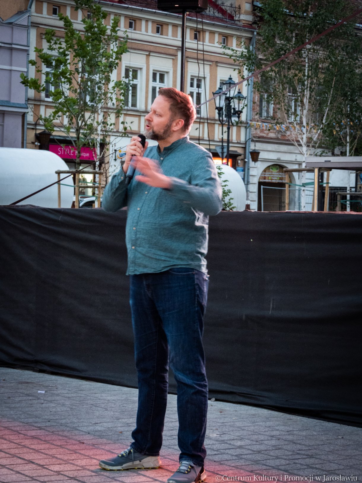 prowadzący spotkanie podczas podkarpackiego szlaku filmowego