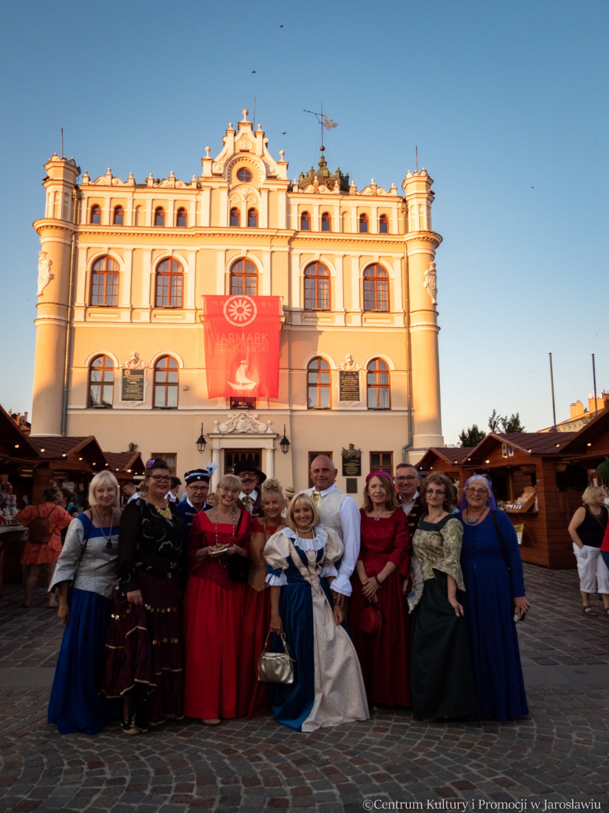 uczestnicy korowodu