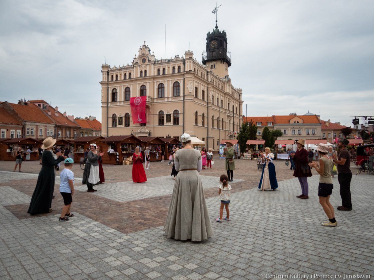 pokaz tańców dworskich
