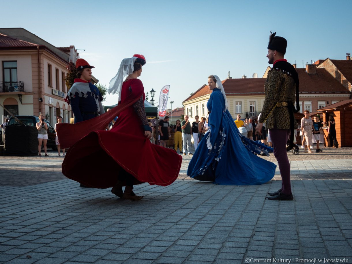pokaz tańców dworskich