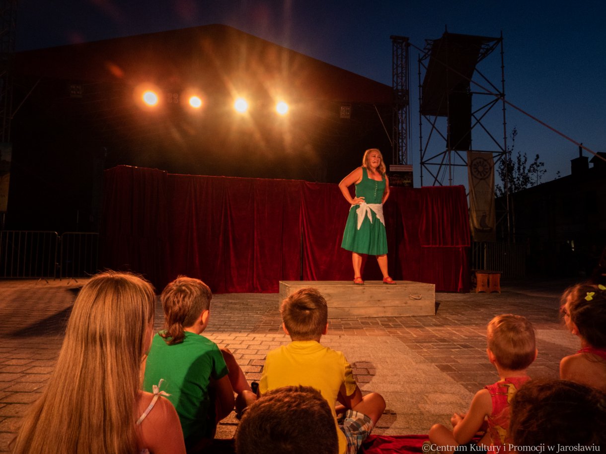 teatr przedmieście na jarmarku jarosławskim 2023