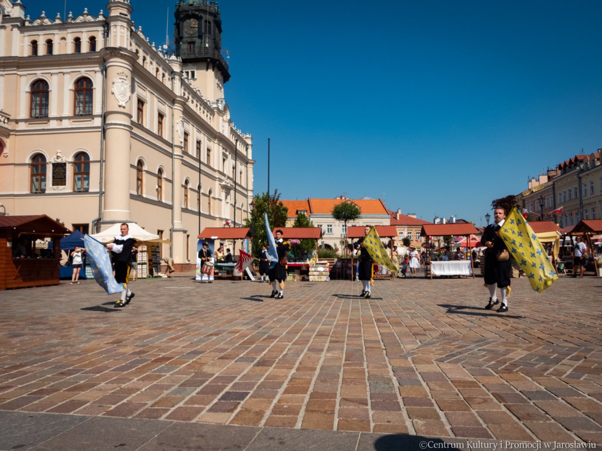 pokaz żonglowania flagami podczas Jarmarku Jarosławskiego 2023