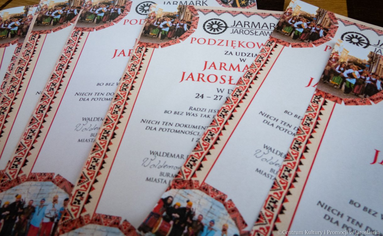 podziekowania wręczane wystawcom za udział w Jarmarku Jarosławskim 2023