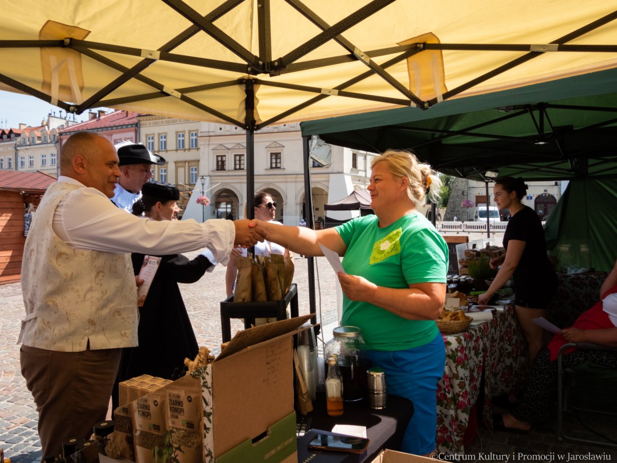 podziekowania wręczane wystawcom za udział w Jarmarku Jarosławskim 2023