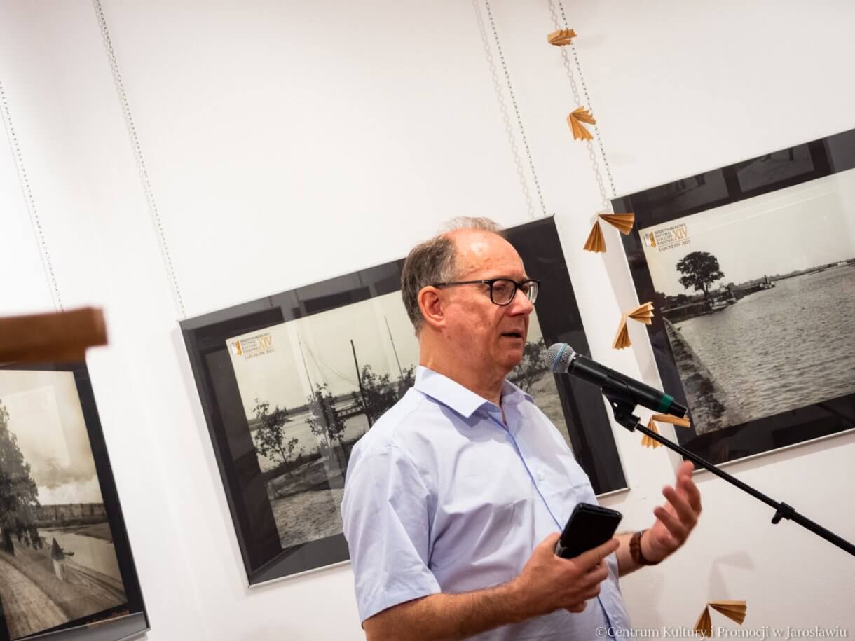 Tomasz Kuba Kozłowski podczas wernisazu uczestnicy wernisażu „Kresowy pejzaż Henryka Poddębskiego”