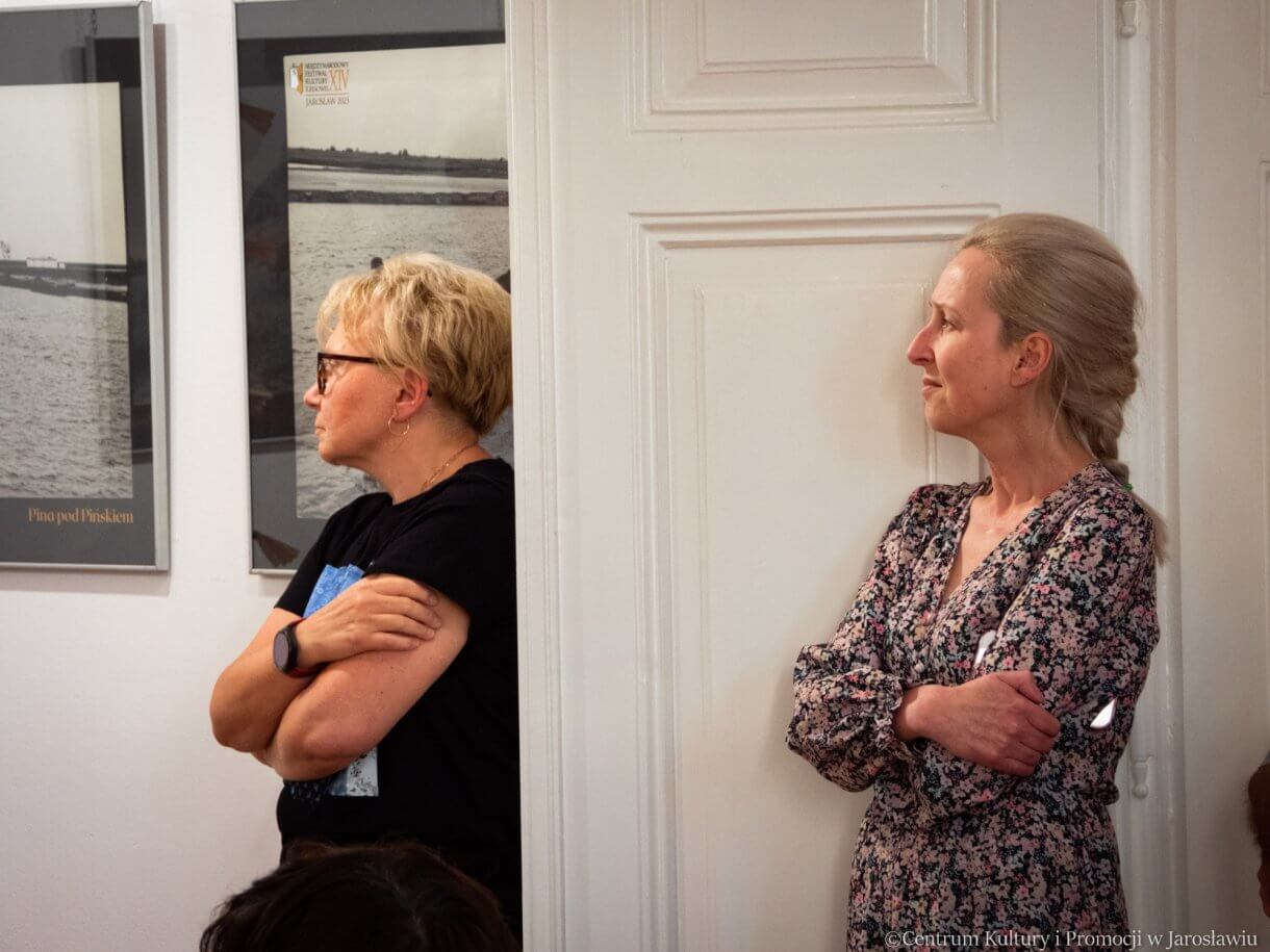 uczestnicy wernisażu „Kresowy pejzaż Henryka Poddębskiego”