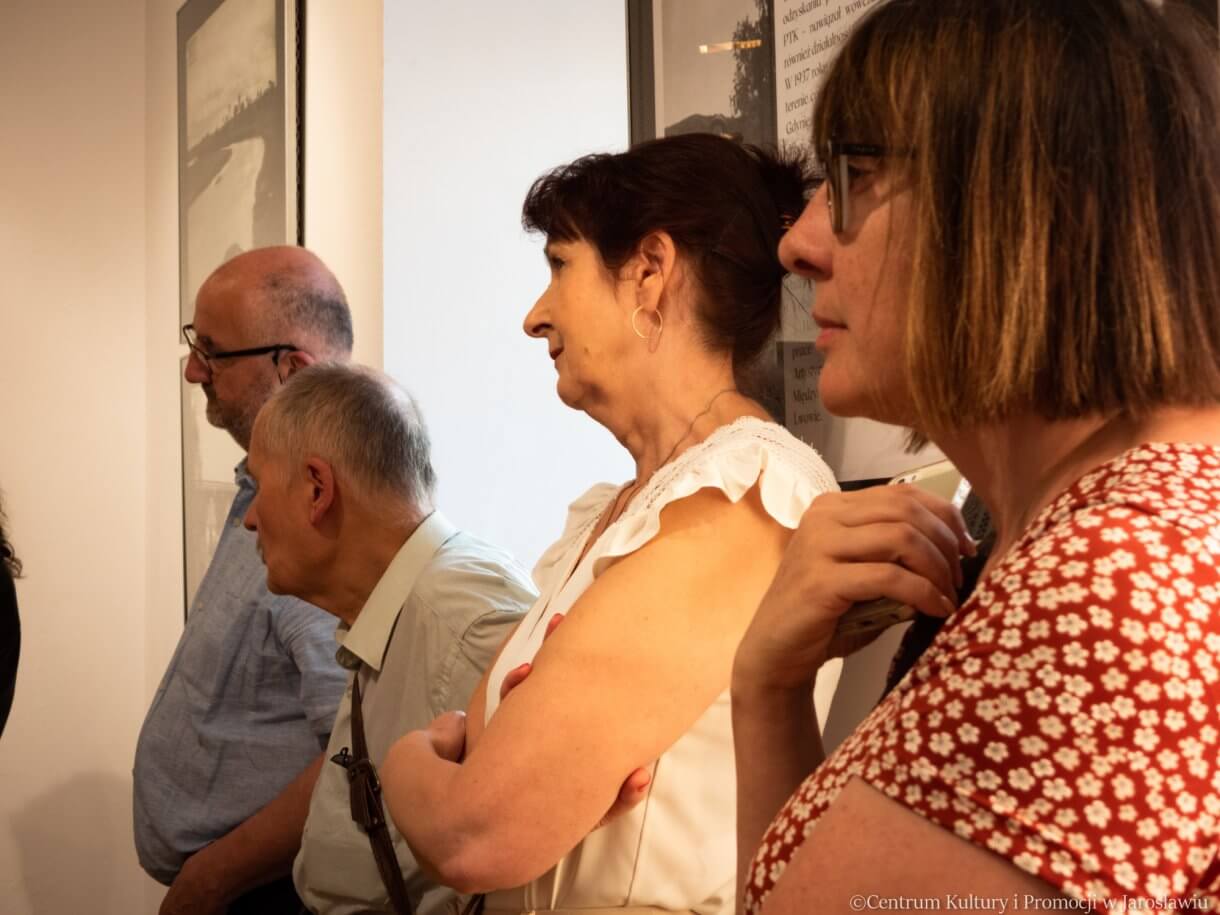 uczestnicy wernisażu „Kresowy pejzaż Henryka Poddębskiego”