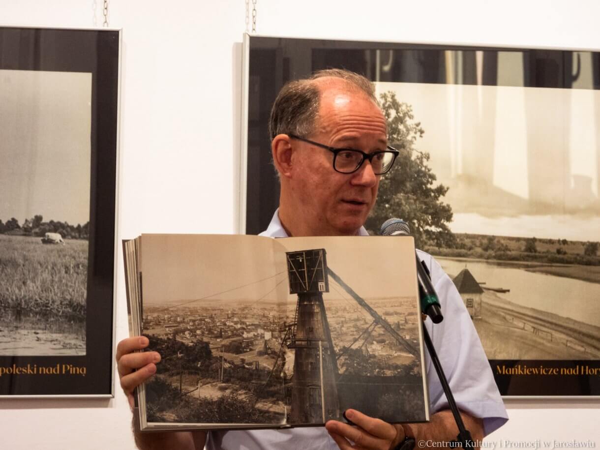Tomasz Kuba Kozłowski na wernisazu uczestnicy wernisażu „Kresowy pejzaż Henryka Poddębskiego”