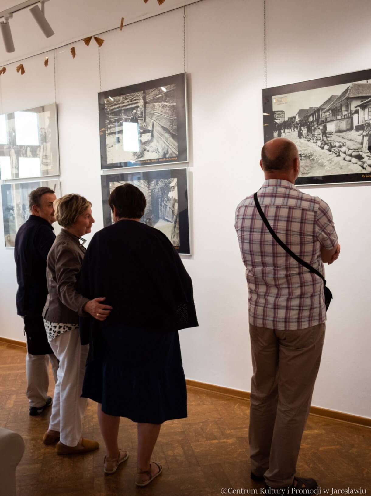 uczestnicy wernisażu „Kresowy pejzaż Henryka Poddębskiego”