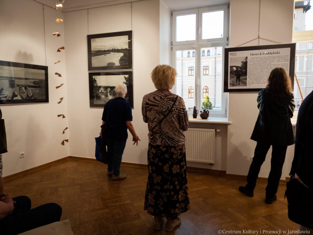 uczestnicy wernisażu „Kresowy pejzaż Henryka Poddębskiego”